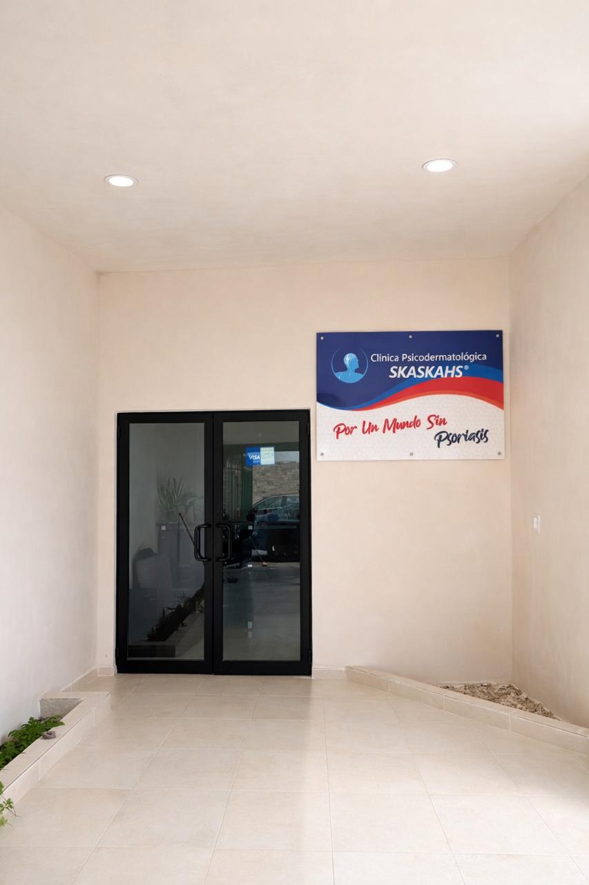 Entrada principal con letrero