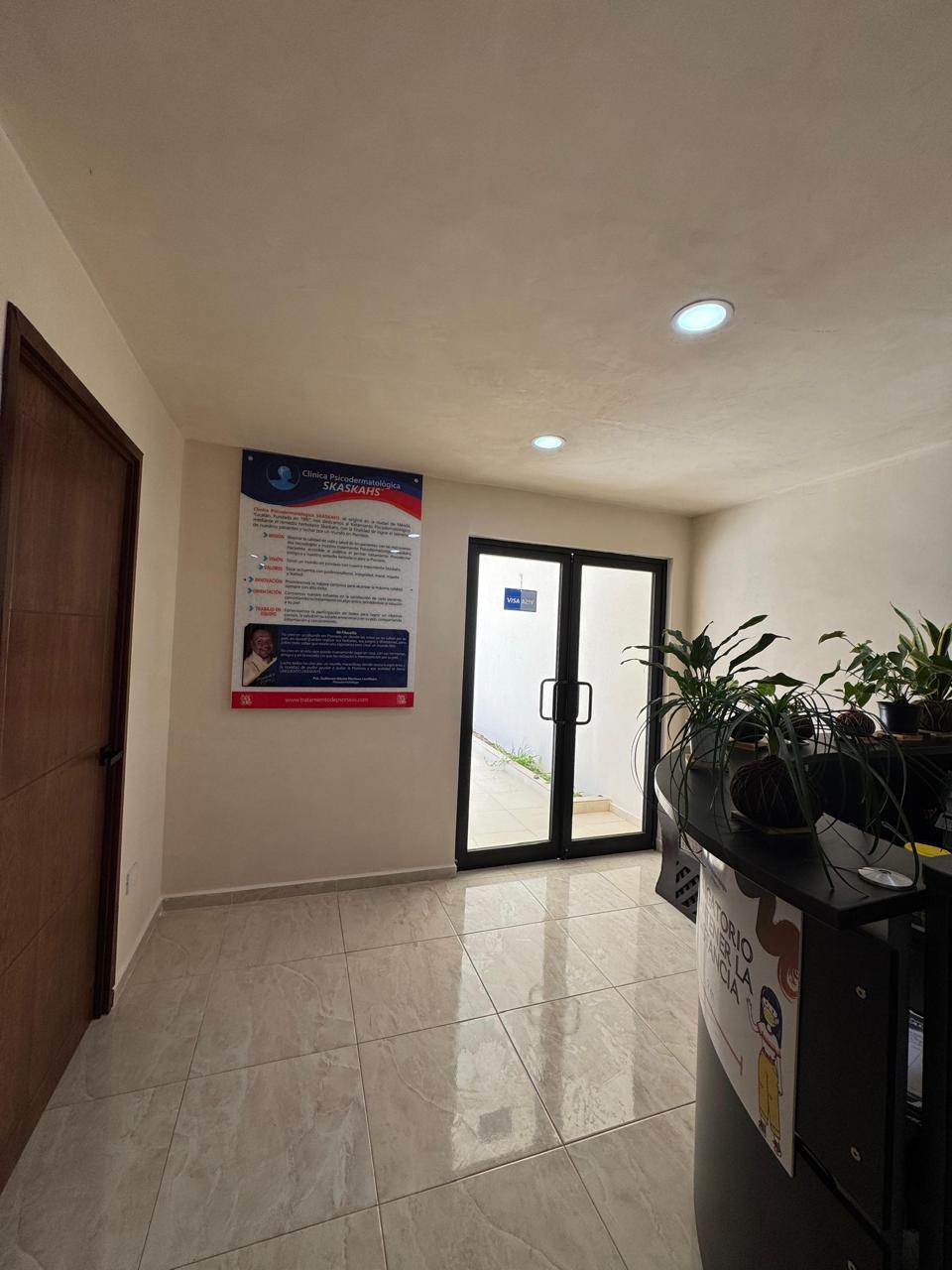 Pasillo con información